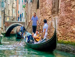 Venice Grand Canal: Gondola Ride with Serenade
